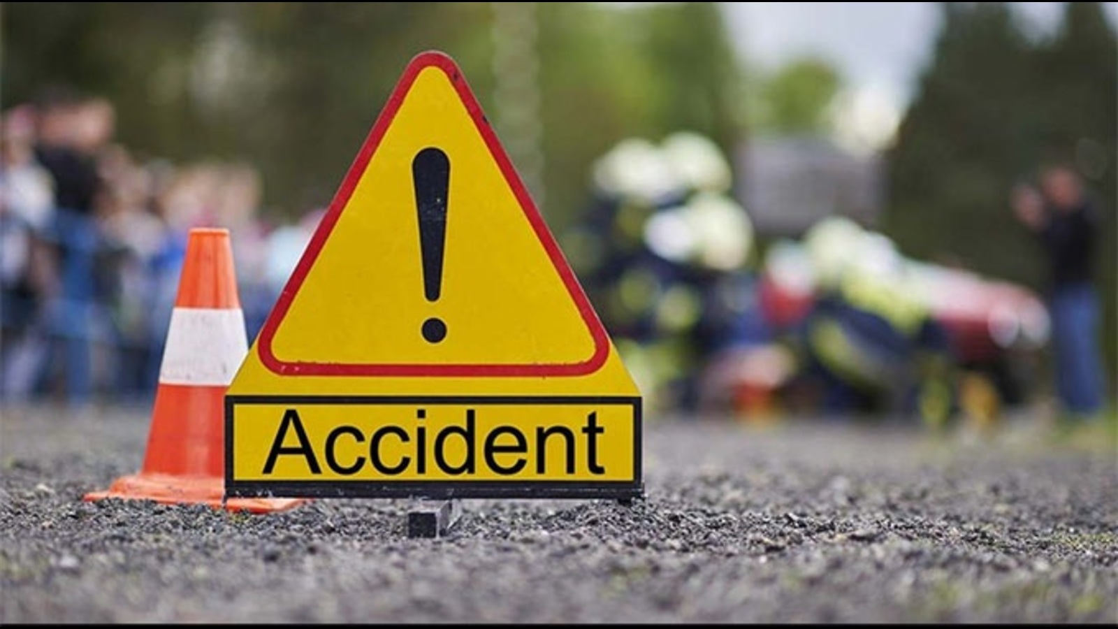 कुशीनगर : हाइवे पर खड़े ट्रेलर से टकराई तेज रफ्तार कार