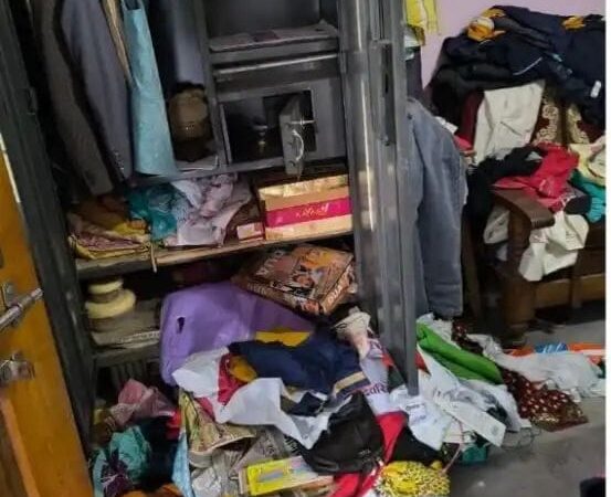 चोलापुर : सर्राफा दुकान में शटर तोड़कर लाखों की चोरी