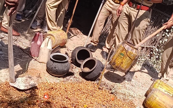 कंजड़ बस्ती में आबकारी टीम की छापेमारी, 40 लीटर कच्ची शराब बरामद