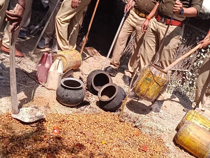 कंजड़ बस्ती में आबकारी टीम की छापेमारी, 40 लीटर कच्ची शराब बरामद