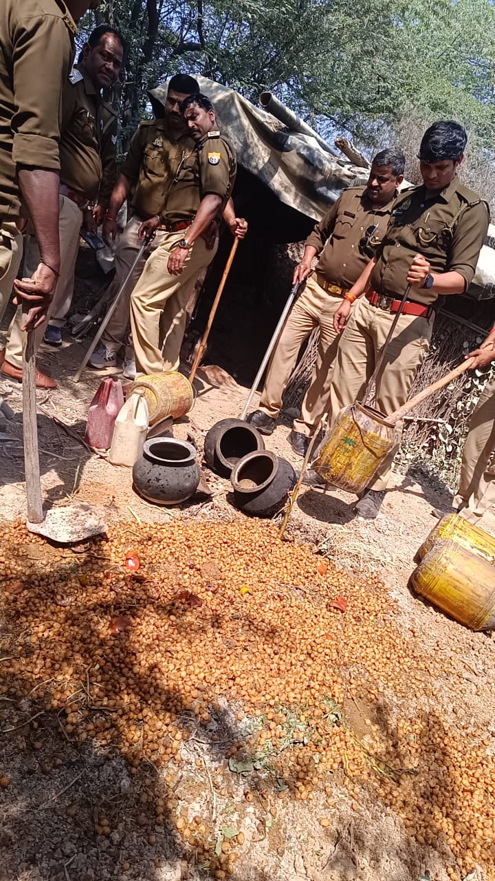 कंजड़ बस्ती में आबकारी टीम की छापेमारी, 40 लीटर कच्ची शराब बरामद