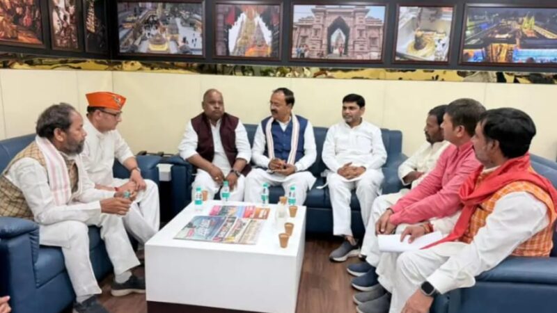 वाराणसी: गौ माता पहले से माता हैं, दर्जा देने की जरूरत नहीं