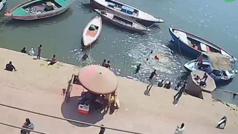 वाराणसी: एनडीआरएफ ने गंगा में डूबते युवक को बचाया