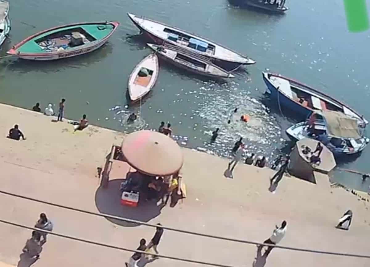 वाराणसी: एनडीआरएफ ने गंगा में डूबते युवक को बचाया