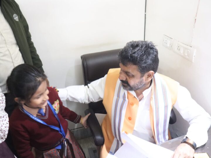 एक नन्हीं बच्ची की मासूम फरियाद ने वाराणसी के ट्रैफिक जाम को किया बेनकाब