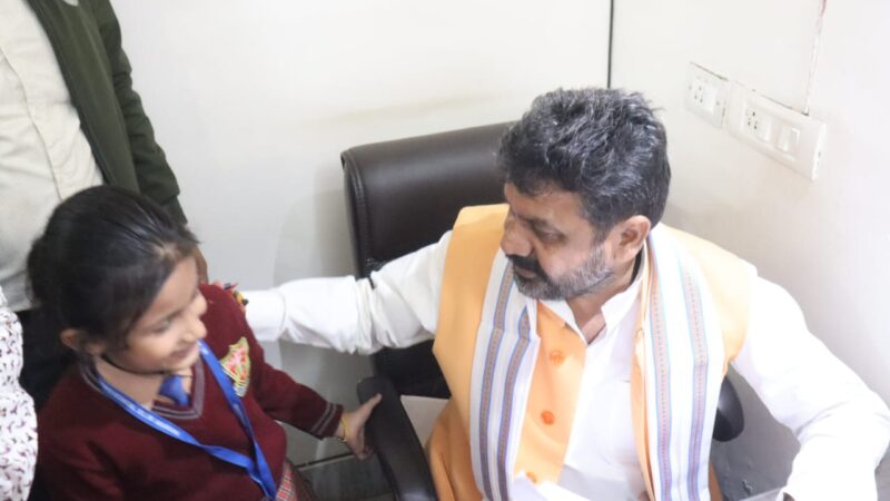 एक नन्हीं बच्ची की मासूम फरियाद ने वाराणसी के ट्रैफिक जाम को किया बेनकाब