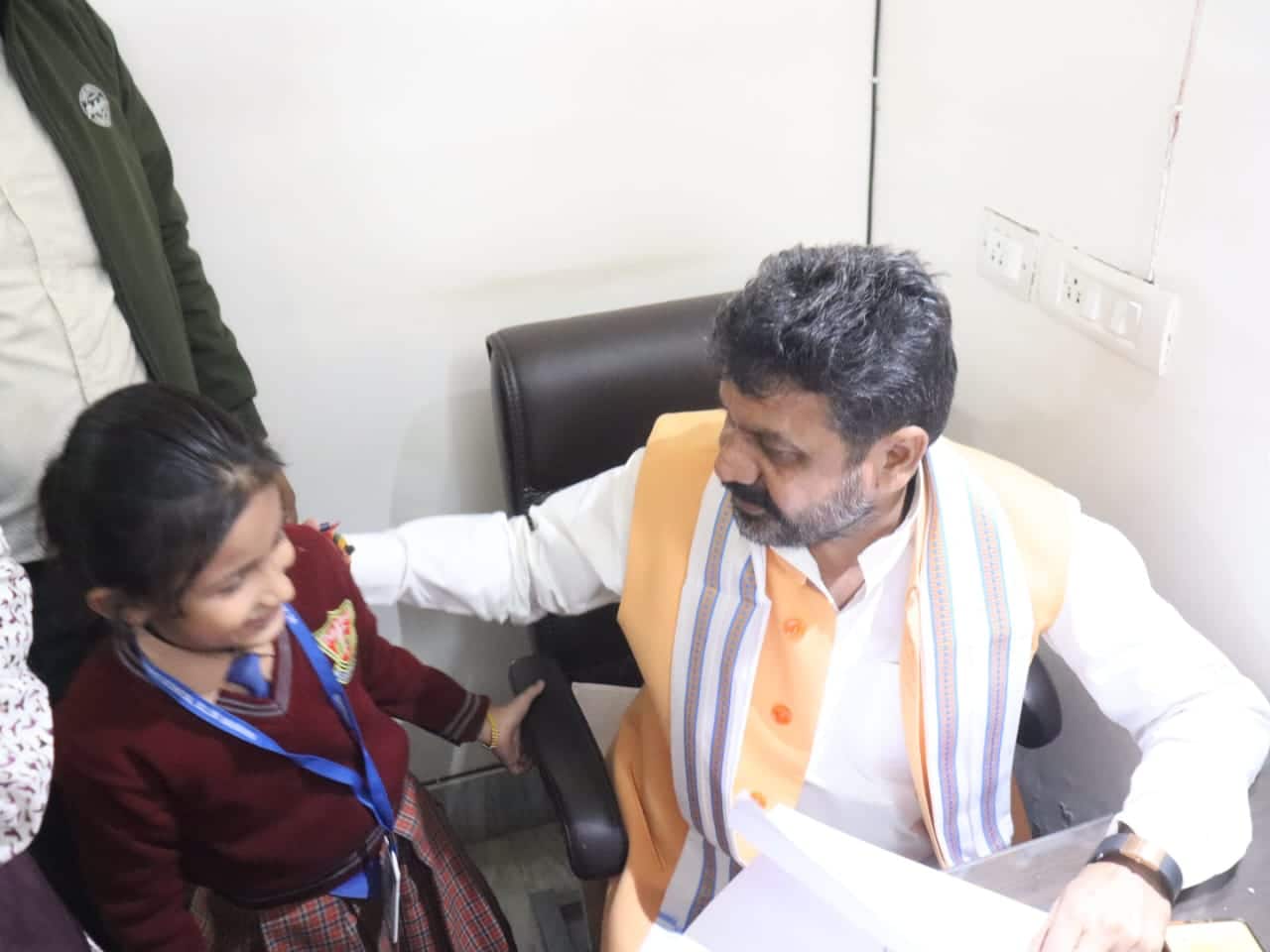 एक नन्हीं बच्ची की मासूम फरियाद ने वाराणसी के ट्रैफिक जाम को किया बेनकाब