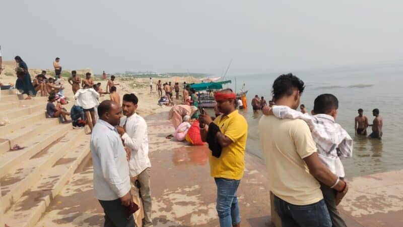 मार्कण्डेय महादेव मंदिर के संगम घाट पर बदहाली: सीढ़ियों पर जमा सिल्ट, शौचालय ध्वस्त, महिलाओं के लिए कपड़ा  बदलने का नहीं इंतजाम