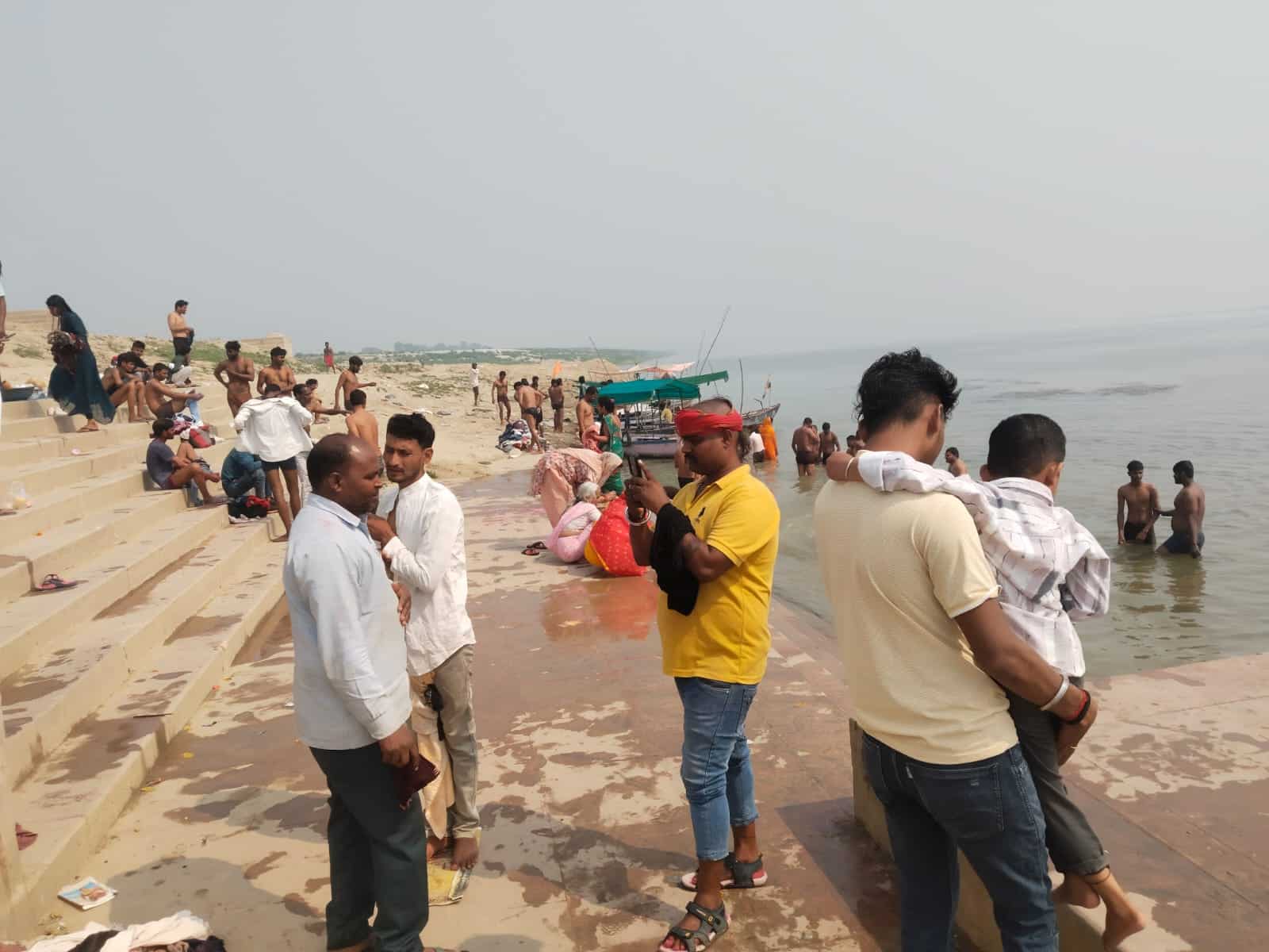 मार्कण्डेय महादेव मंदिर के संगम घाट पर बदहाली: सीढ़ियों पर जमा सिल्ट, शौचालय ध्वस्त, महिलाओं के लिए कपड़ा  बदलने का नहीं इंतजाम