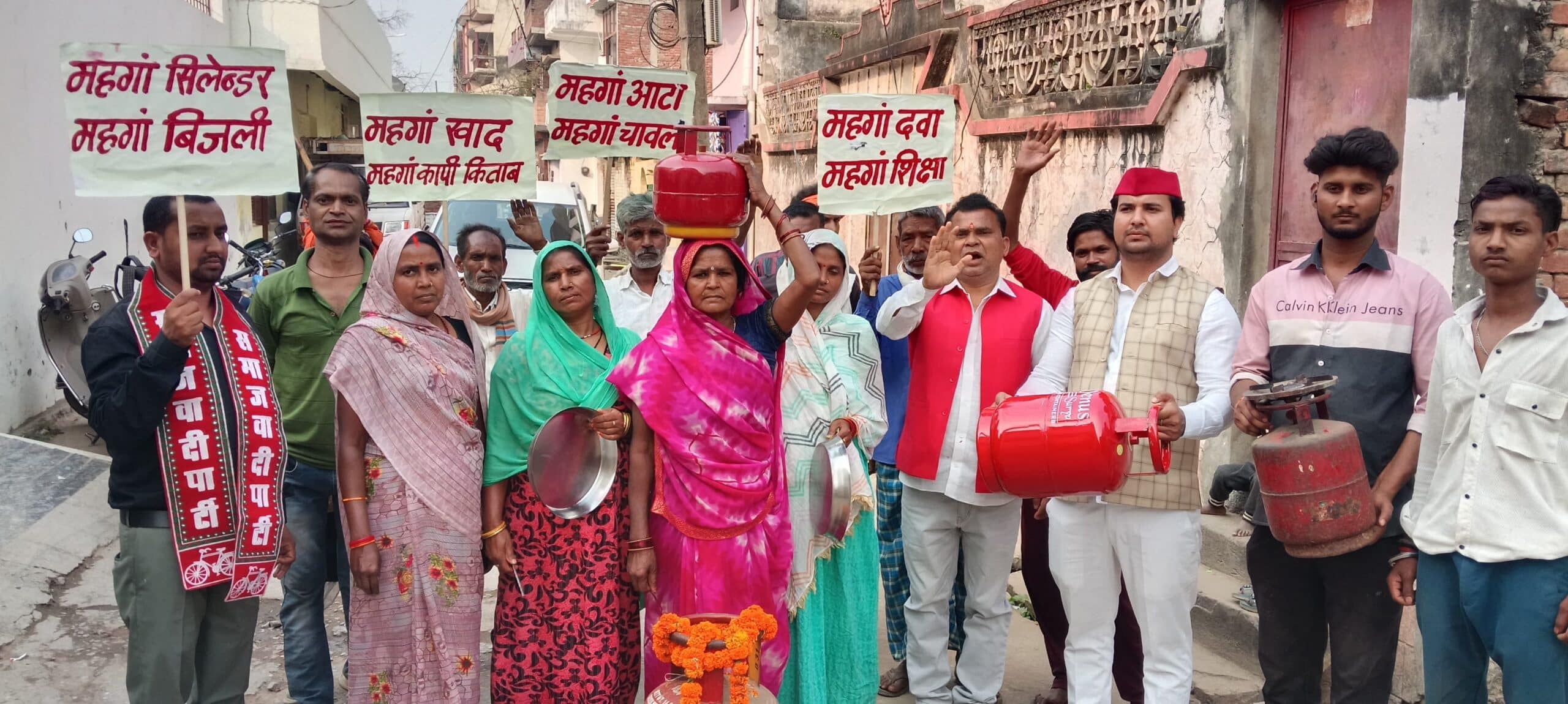 घरेलू गैस सिलेंडर 60 रुपये महंगा, सपा कार्यकर्ताओं ने पन्नूगंज रोड पर किया जोरदार प्रदर्शन