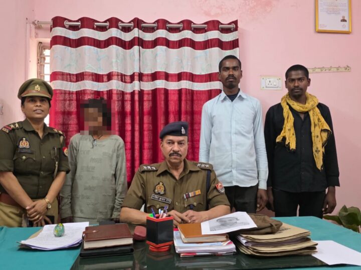 भटकी नाबालिग बालिका को पुलिस ने परिजनों से मिलाया
