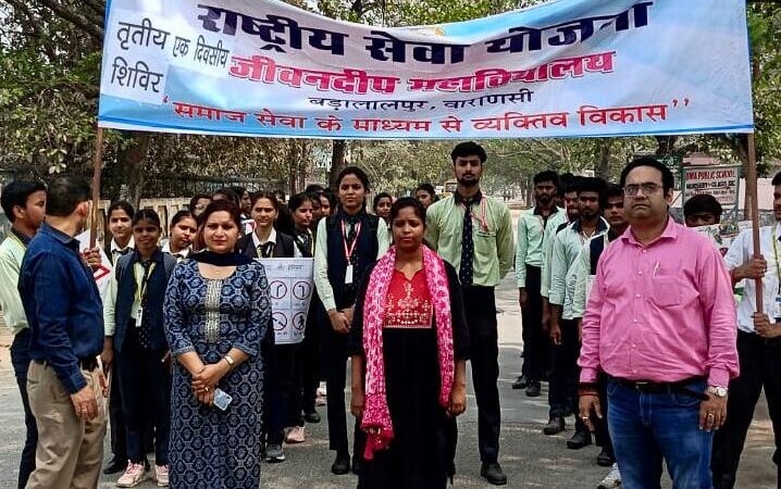 तीन सवारी है खतरनाक जैसे नारों के साथ लोगों को किया जागरूक