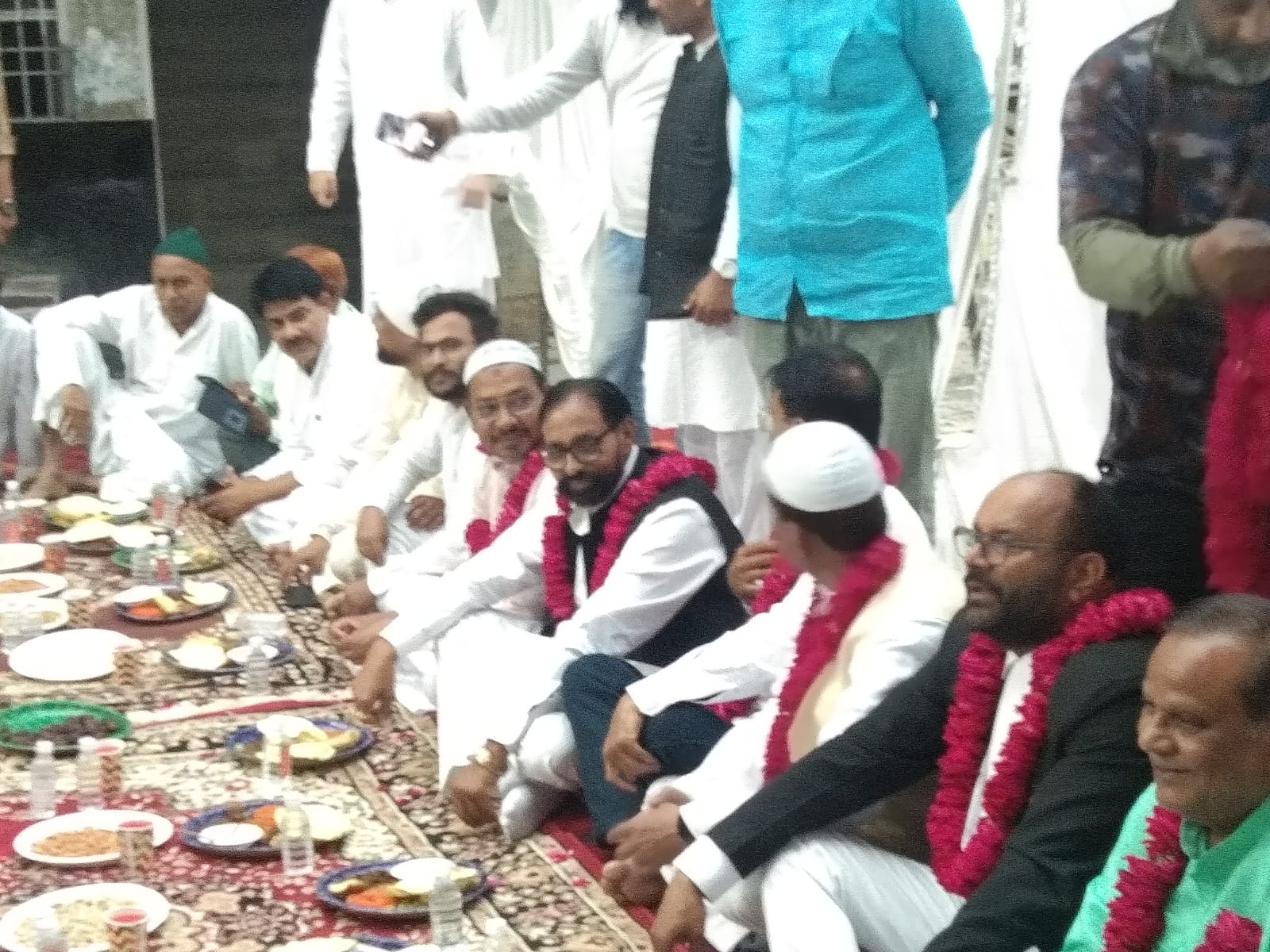 मदरसा खानम जान में सामूहिक रोजा इफ्तार, विभिन्न समुदायों ने एक साथ तोड़ा रोजा