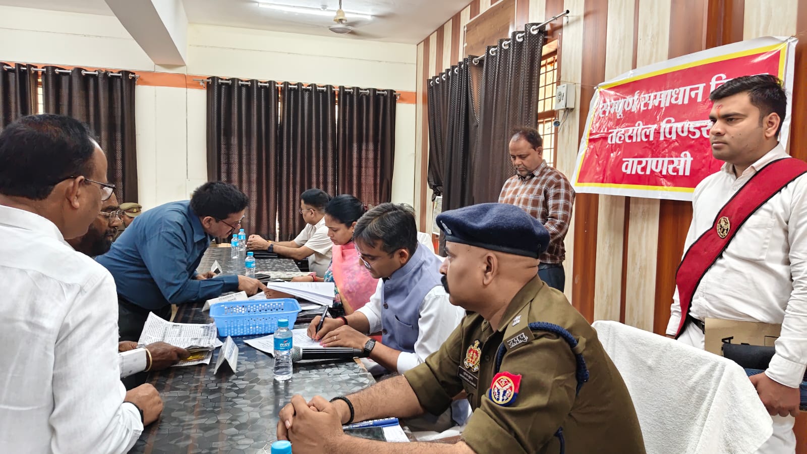 जिलाधिकारी ने सुनी जन शिकायतों की लापरवाही पर सख्त दी चेतावनी