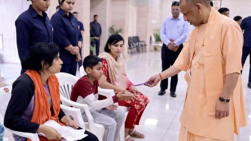 जनसुनवाई में पहुंचे फरियादी, सीएम ने दिए त्वरित कार्रवाई के निर्देश