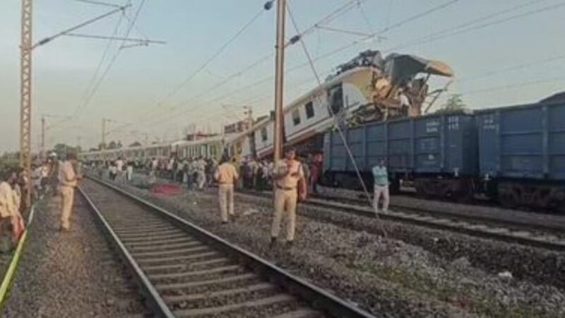 ट्रेन की चपेट में आकर पत्नी और बेटी की मौत