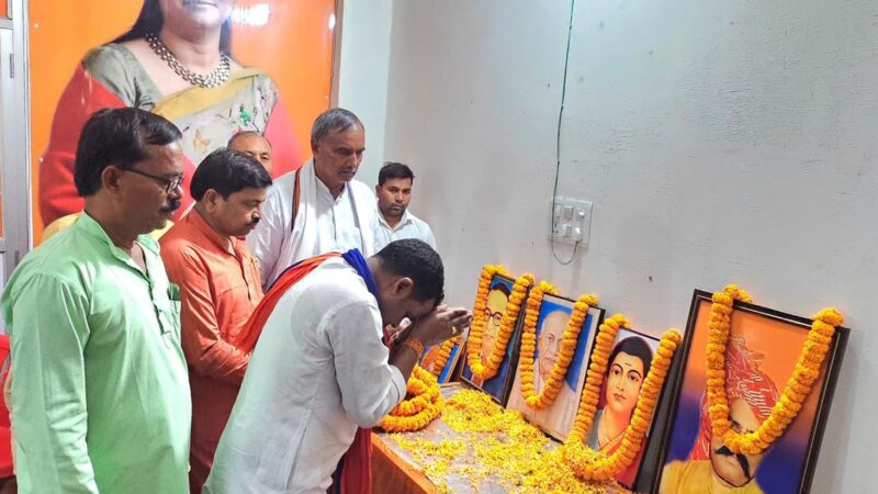 सावित्रीबाई फुले की पुण्यतिथि पर रोहनिया विधायक डॉ. सुनील पटेल ने दी भावपूर्णश्रद्धांजलि