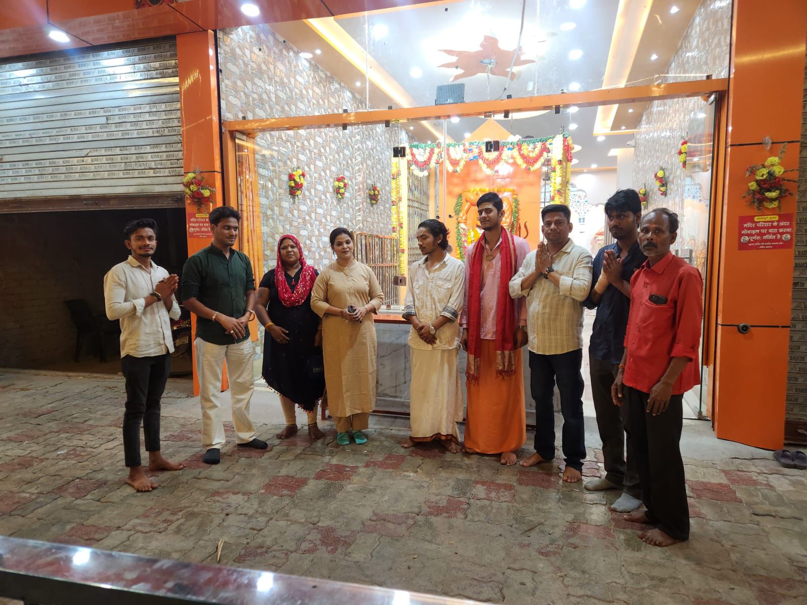 मूँछ वाले हनुमान मंदिर में  महिला व्यापार मंडल अध्यक्ष ने किया हनुमान चालीसा का वितरण