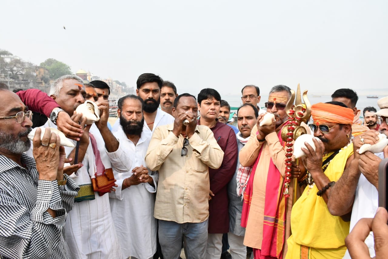 गौमाता को राज्यमाता घोषित करने की मांग, असि घाट पर सामूहिक शंखनाद