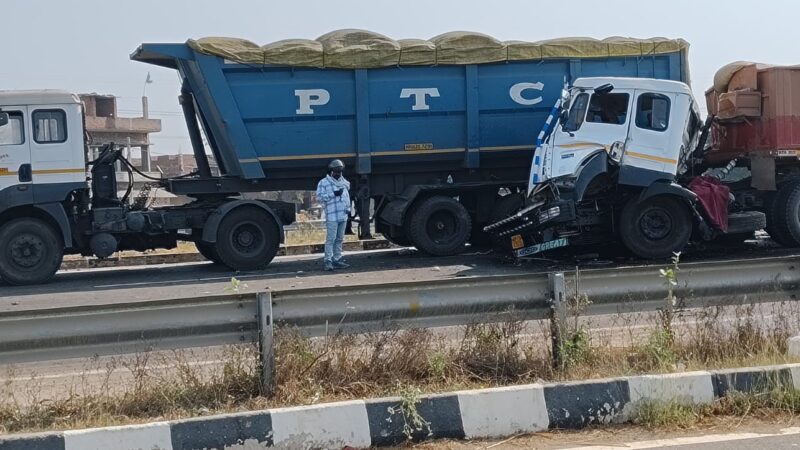 भीषण सड़क हादसा: खड़ी ट्रक में डंपर ने मारी टक्कर, चालक गंभीर रूप से घायल