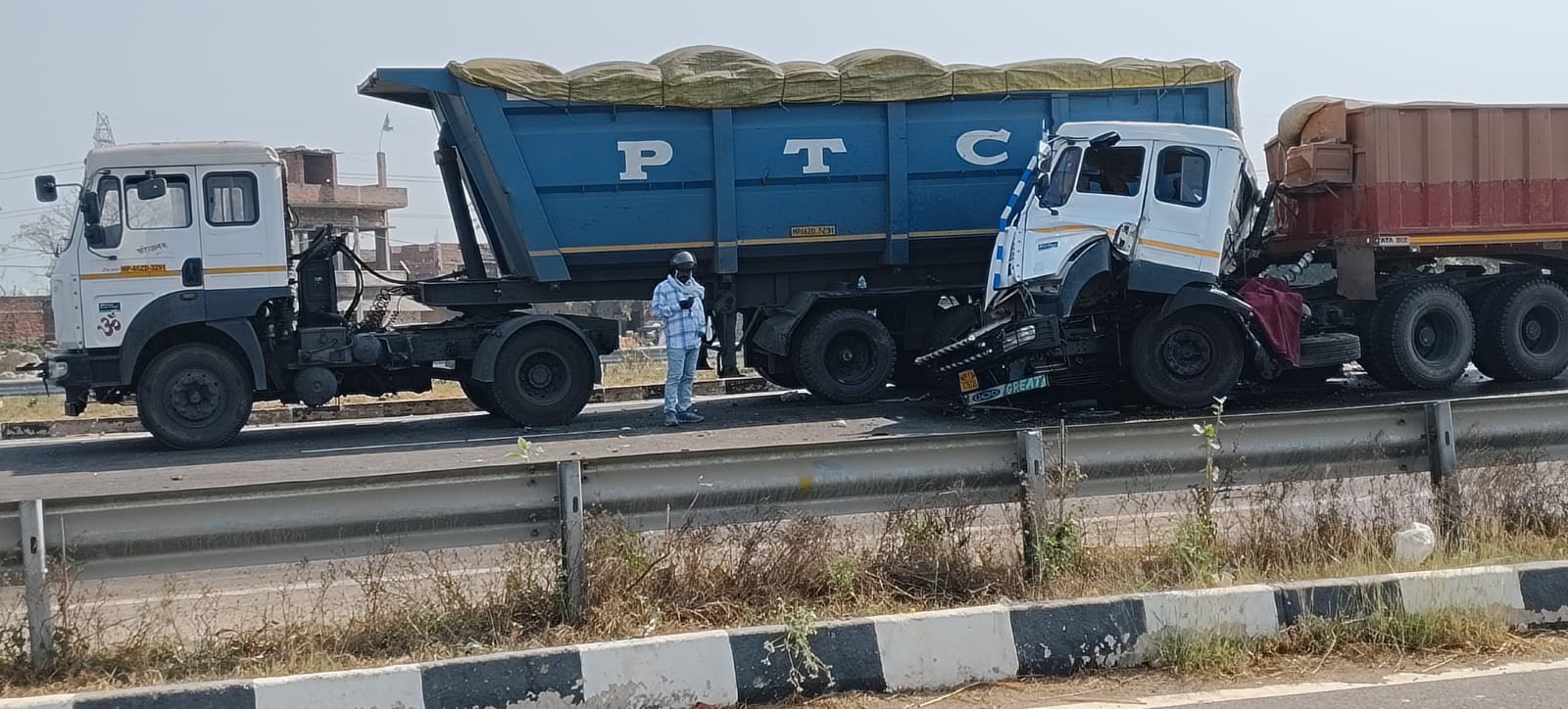 भीषण सड़क हादसा: खड़ी ट्रक में डंपर ने मारी टक्कर, चालक गंभीर रूप से घायल