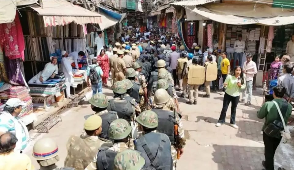 वाराणसी : अलविदा की नमाज पर  सुरक्षा व्यवस्था रही दुरुस्त
