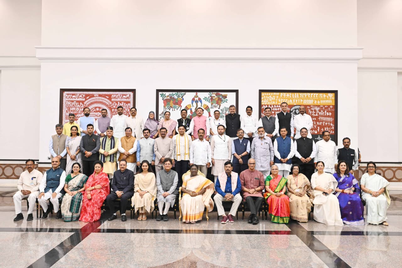 दिल्ली: कई राज्यों के सांसदों ने राष्ट्रपति से की मुलाकात