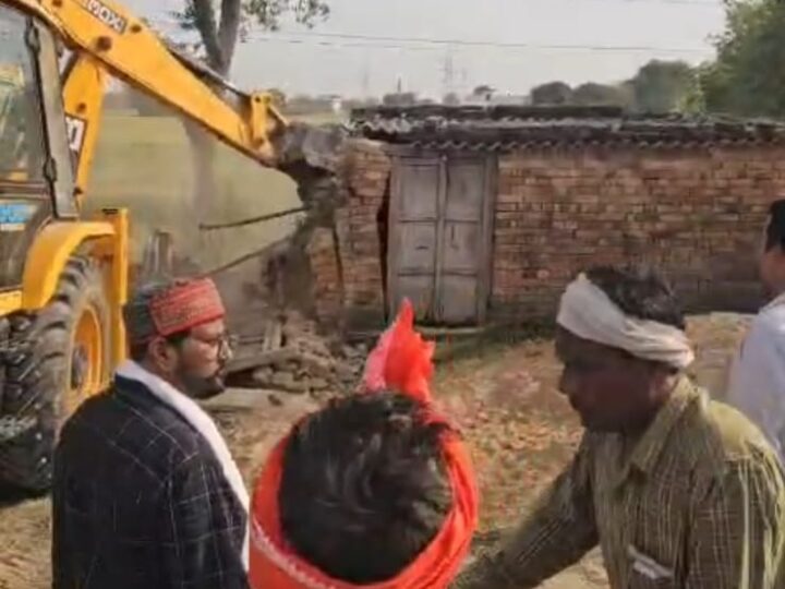 अतिक्रमण के खिलाफ प्रशासन की सख्त कार्रवाई, जेसीबी से ढहाया गया अवैध निर्माण, मुकदमा दर्ज