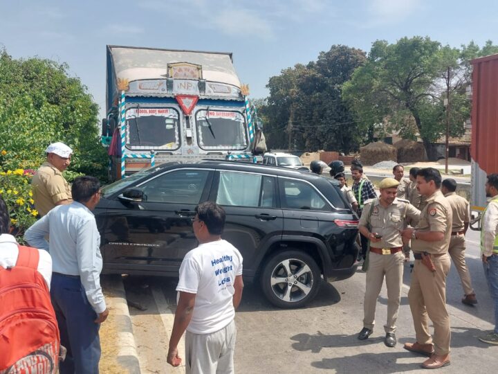 वाराणसी: काशी नरेश की कार ट्रक से टकराई; सभी सुरक्षित