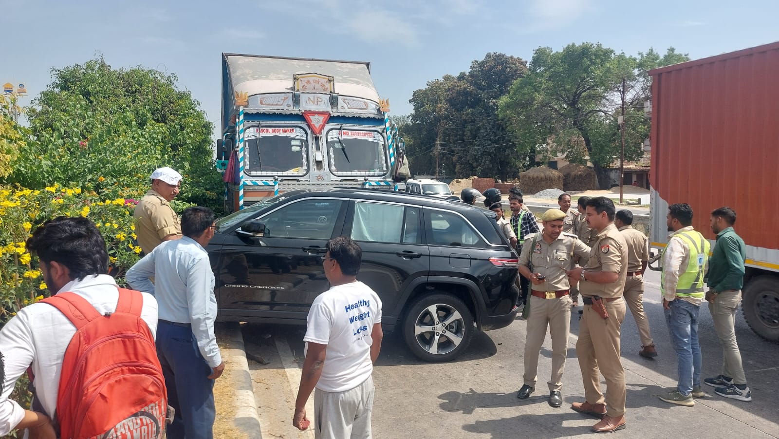 वाराणसी: काशी नरेश की कार ट्रक से टकराई; सभी सुरक्षित