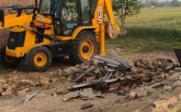 बंजर भूमि से अतिक्रमण हटाने गई टीम पर भड़के ग्रामीण, प्रधान सहित छः नामजद