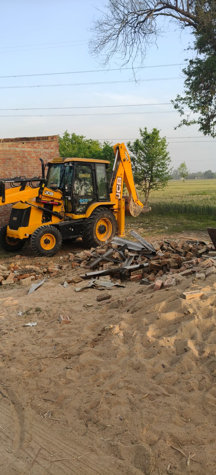 बंजर भूमि से अतिक्रमण हटाने गई टीम पर भड़के ग्रामीण, प्रधान सहित छः नामजद