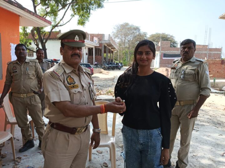 धम्मौर पुलिस : परीक्षा केंद्र पर भूली गई सोने-चांदी की अंगूठी लौटाई