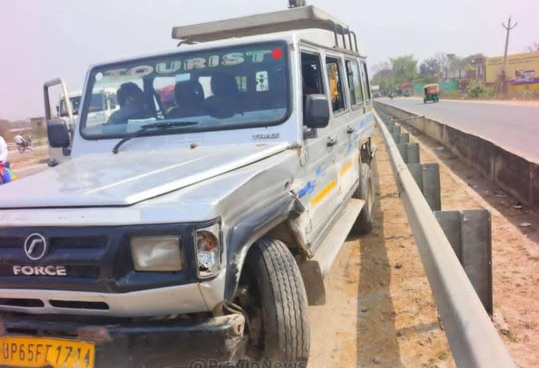 वाराणसी: नेपाल के श्रद्धालुओं की क्रूजर गाड़ी डिवाइडर से टकराई, 6 घायल