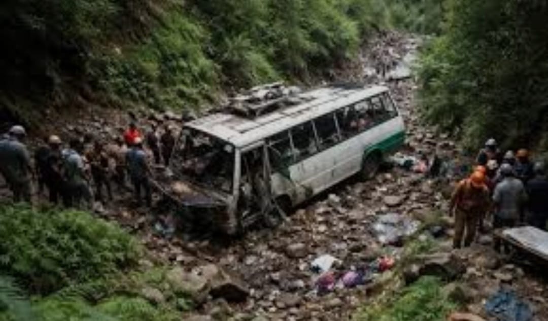 नेपाल : मनाकामना मंदिर से लौट रही बस खाई में गिरी