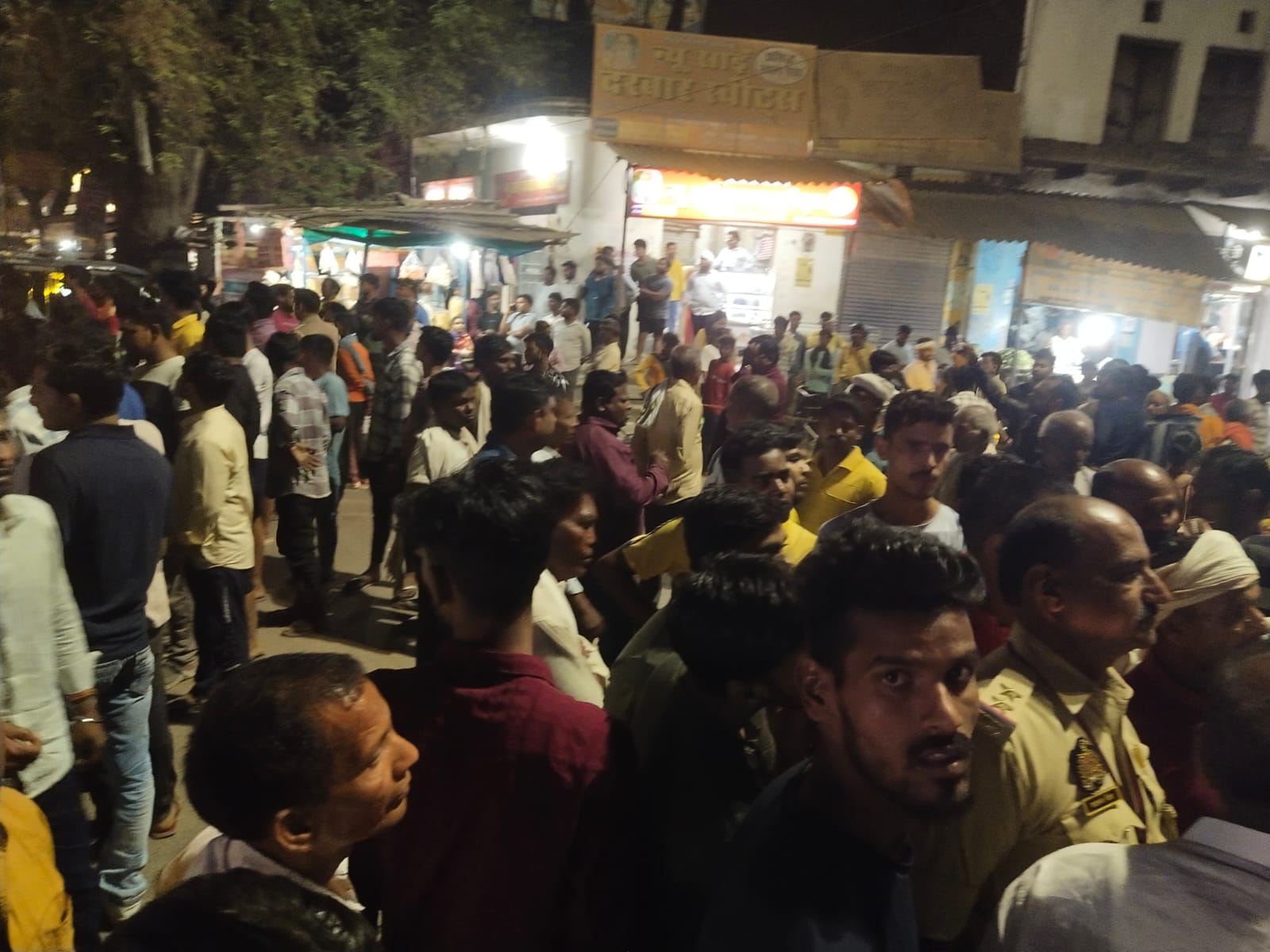 अज्ञात वाहन की टक्कर से नवयुवक की दर्दनाक मौत, ग्रामीणों ने शव रखकर किया जाम