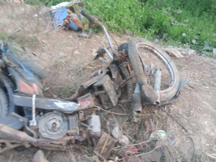 अनियंत्रित स्कॉर्पियो ने बाइक सवार बुजुर्ग को मारी टक्कर, पेड़ से जा टकराई, टला बड़ा हादसा