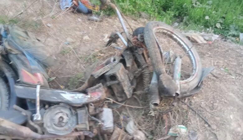 अनियंत्रित स्कॉर्पियो ने बाइक सवार बुजुर्ग को मारी टक्कर, पेड़ से जा टकराई, टला बड़ा हादसा