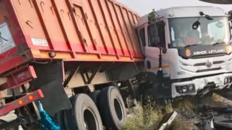 नींद की झपकी से बेकाबू हुआ ट्रेलर, डिवाइडर तोड़कर दुर्घटनाग्रस्त