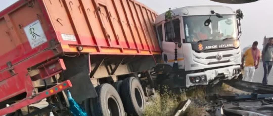 नींद की झपकी से बेकाबू हुआ ट्रेलर, डिवाइडर तोड़कर दुर्घटनाग्रस्त