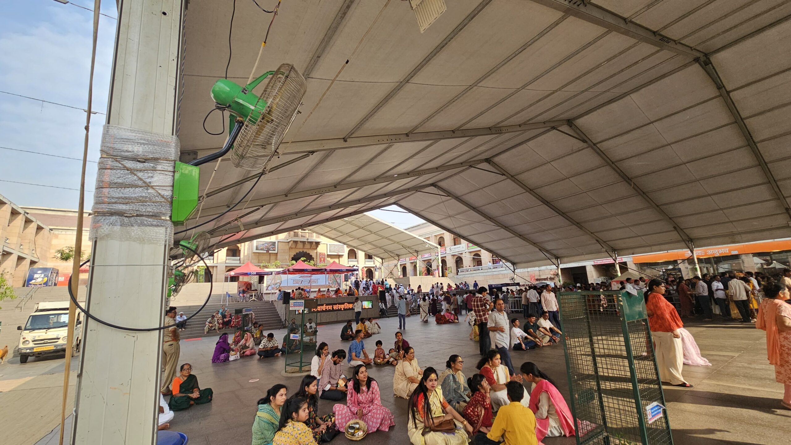 विश्वनाथ मंदिर कॉरिडोर परिसर में धूप और तपिश से बचाव को लगे जर्मन हैंगर