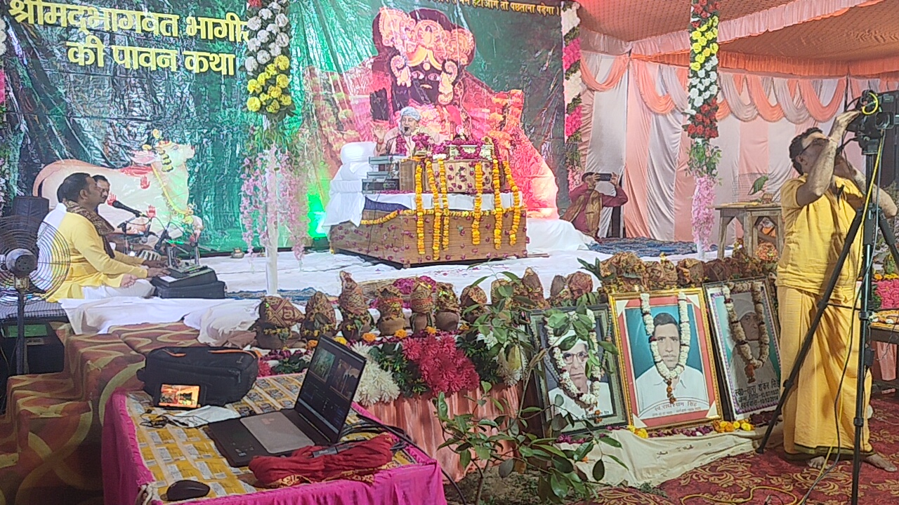 श्रीमद् भागवत ज्ञान यज्ञ के छठे दिन गोवर्धन पूजा और माखन चोरी का भावपूर्ण वर्णन