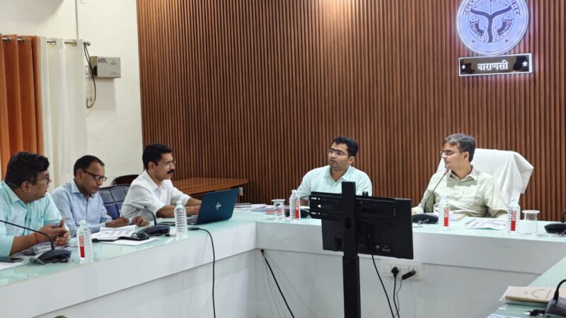 जिलाधिकारी ने सड़क निर्माण, छात्रवृत्ति, आवास और मनरेगा में तेजी लाने के निर्देश