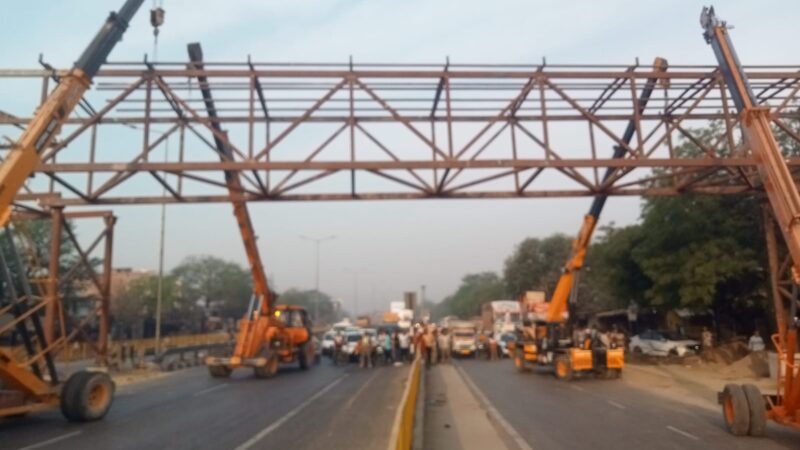 रोहनिया : हाईवे पर फूटओवर ब्रिज निर्माण के दौरान यातायात बाधित