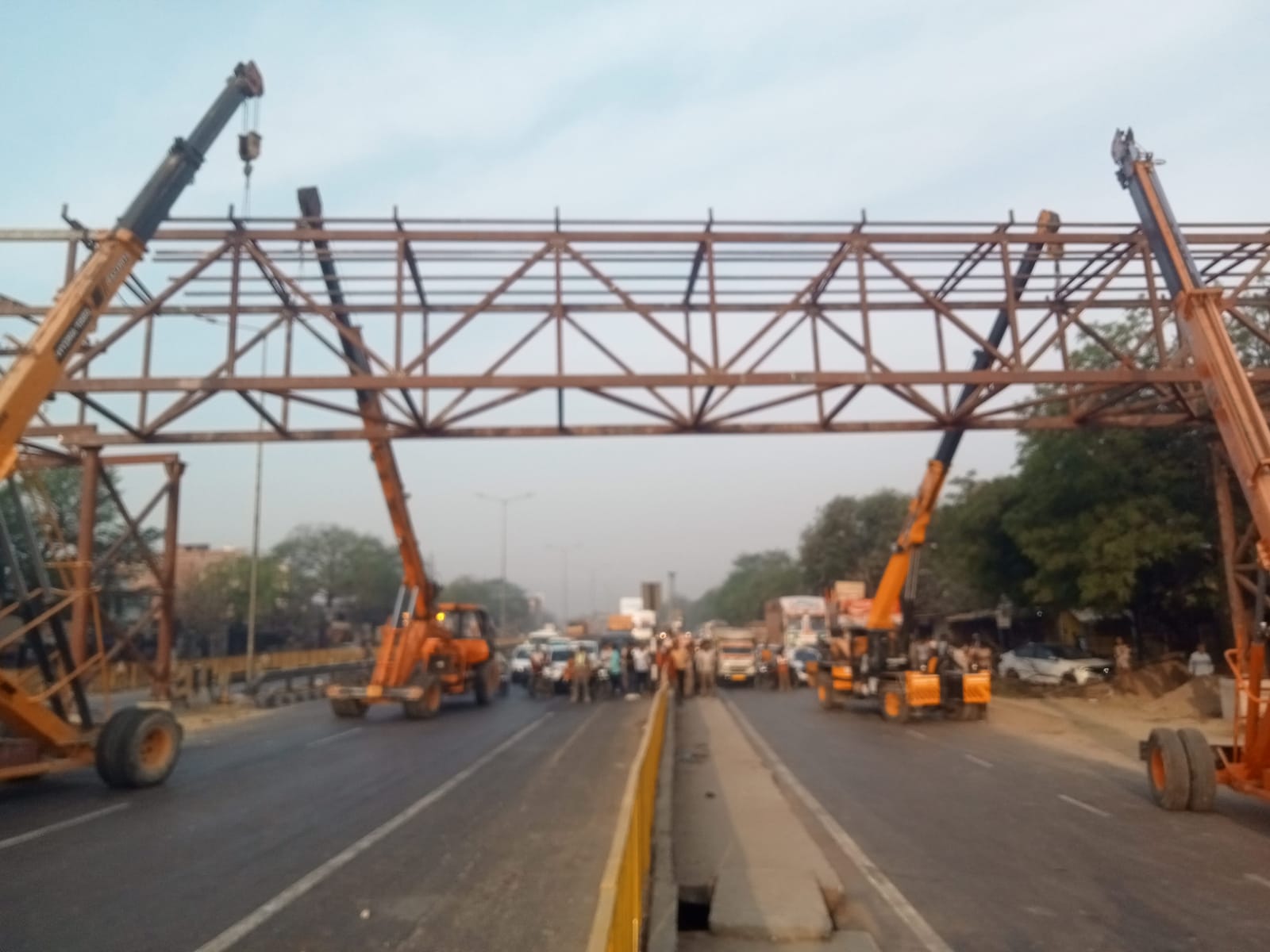 रोहनिया : हाईवे पर फूटओवर ब्रिज निर्माण के दौरान यातायात बाधित