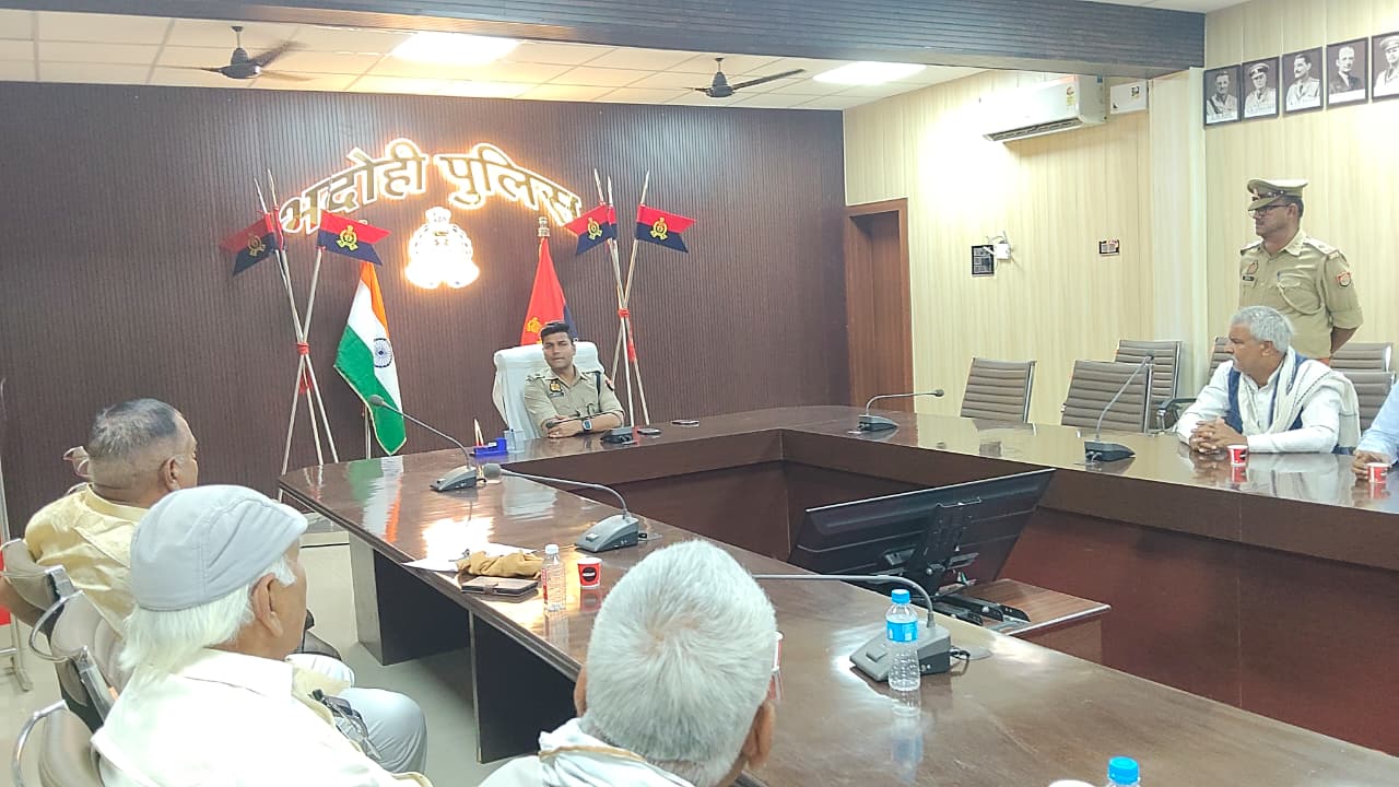 भदोही : पुलिस पेंशनर्स के साथ अपर पुलिस अधीक्षक की सार्थक बैठक