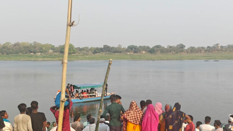 कैथी गंगा घाट पर स्नान के दौरान दो युवक डूबे, गोताखोरों ने शवों की खोज जारी रखी