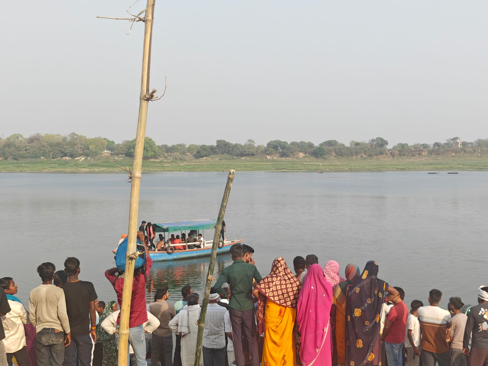 कैथी गंगा घाट पर स्नान के दौरान दो युवक डूबे, गोताखोरों ने शवों की खोज जारी रखी