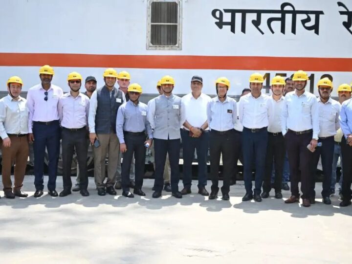 राष्ट्रीय रक्षा महाविद्यालय के प्रशिक्षु अधिकारियों ने बरेका में देखा लोको निर्माण की उन्नत तकनीक