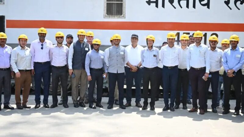 राष्ट्रीय रक्षा महाविद्यालय के प्रशिक्षु अधिकारियों ने बरेका में देखा लोको निर्माण की उन्नत तकनीक